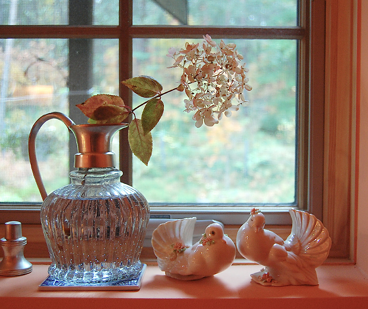 花の生けられた窓辺のガラスの花瓶